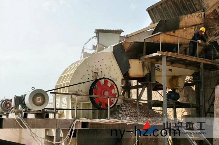 鎚式破碎機(jī)現(xiàn)(xian)場(chang)